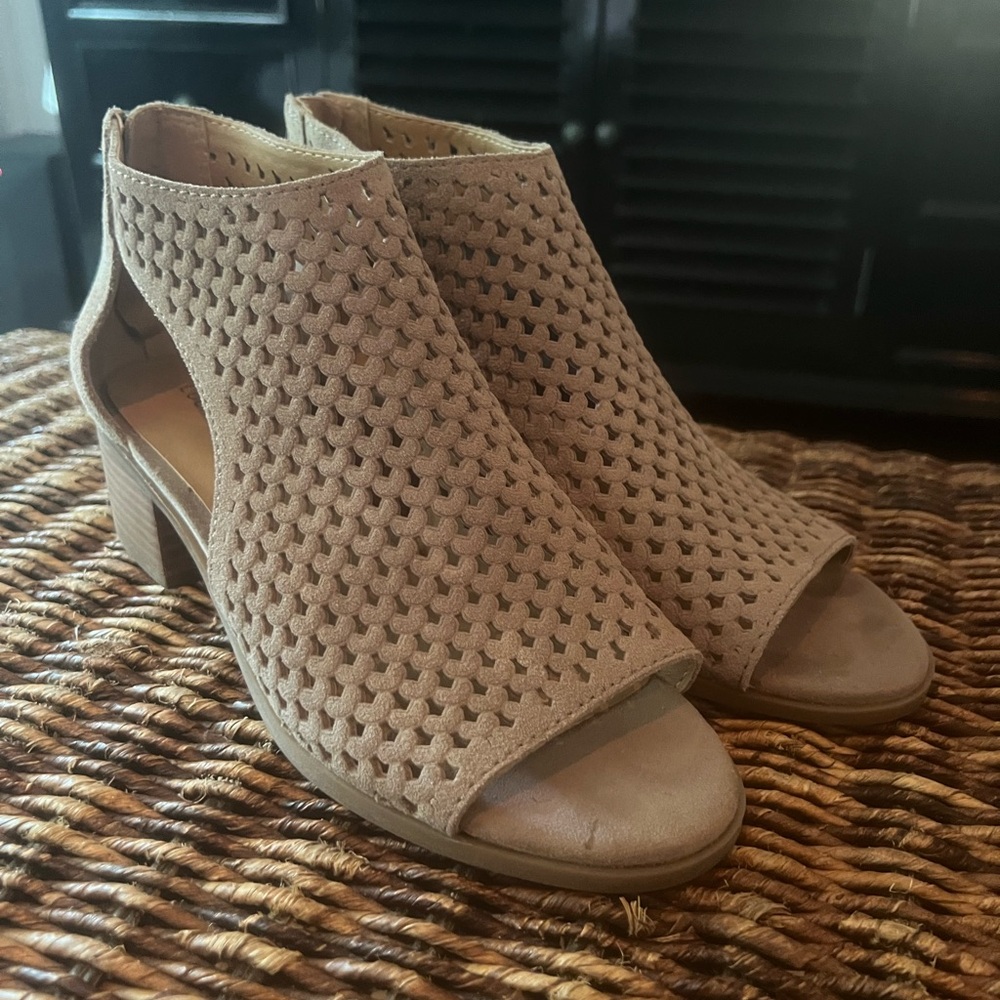 Lucky Brand Narcia Peep toe Perforated Block heel size 8 New, never worn